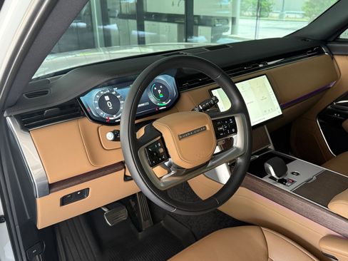 Certified 2025 Land Rover Range Rover SE AWD/4WD image 4