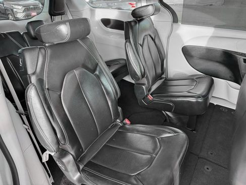 Used 2023 Chrysler Pacifica Touring-L image 20