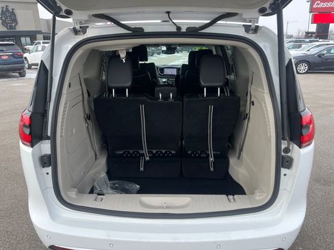 Used 2024 Chrysler Pacifica Select image 29