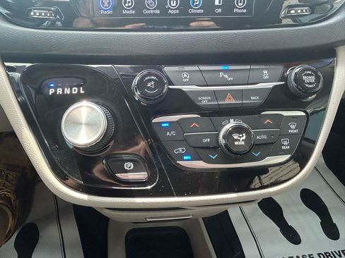 Used 2017 Chrysler Pacifica Touring-L FWD image 23