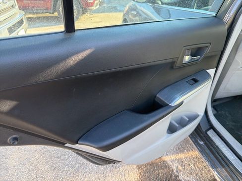 Used 2012 Toyota Camry LE image 16