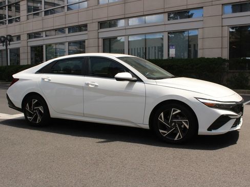 Used 2025 Hyundai Elantra SEL FWD image 2