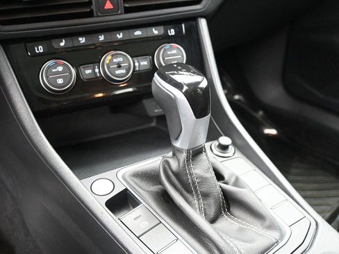 Used 2024 Volkswagen Jetta SE FWD image 5