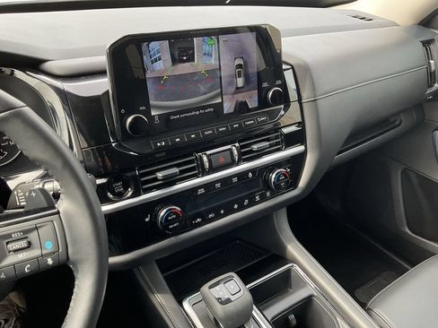 Used 2025 Nissan Pathfinder SL AWD/4WD image 14