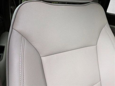 Used 2024 GMC Yukon SLT w/ SLT Luxury Package image 21