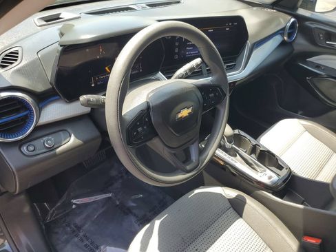 Used 2025 Chevrolet Trax LT FWD image 14