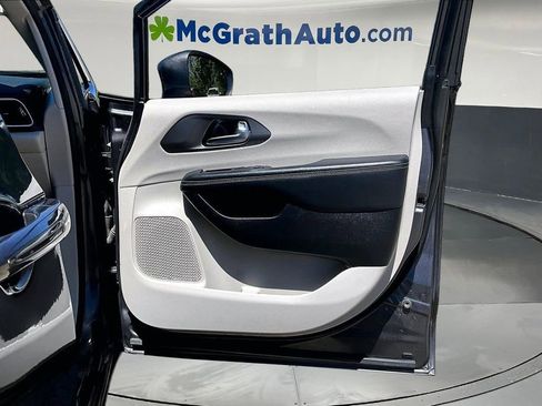 Used 2023 Chrysler Pacifica Touring-L FWD image 28