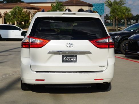 Used 2020 Toyota Sienna Limited Premium image 7