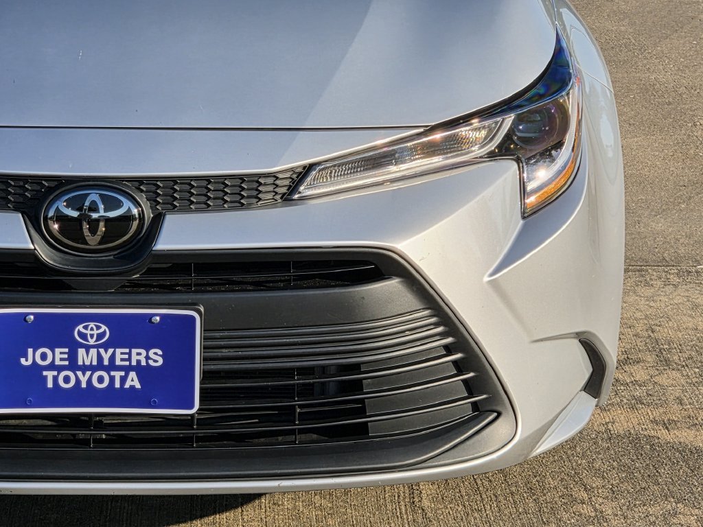 Used 2025 Toyota Corolla LE FWD image 4