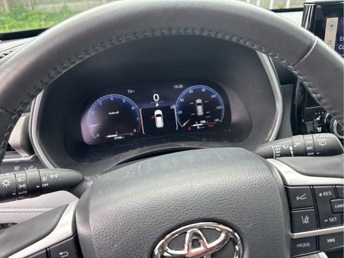 Used 2023 Toyota Highlander Limited FWD image 23