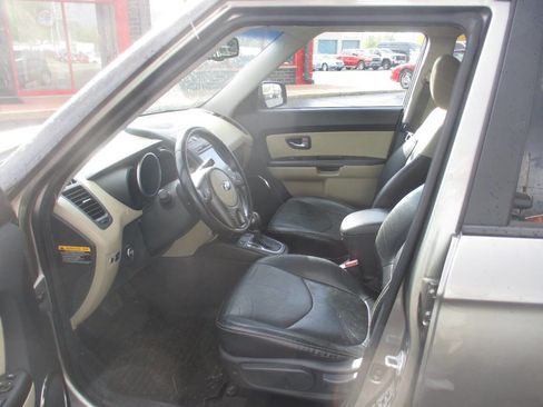 Used 2013 Kia Soul ! FWD image 6