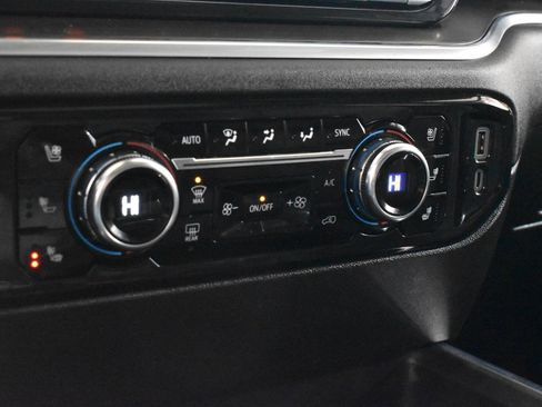 Used 2024 GMC Sierra 2500 SLT w/ SLT Convenience Package image 17