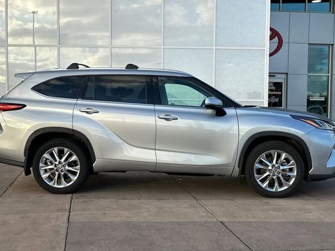 Used 2023 Toyota Highlander Limited image 3