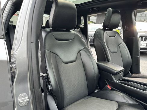 Used 2022 Jeep Compass Latitude w/ Sun and Sound Group AWD/4WD image 47
