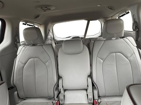 Used 2017 Chrysler Pacifica Limited FWD image 14