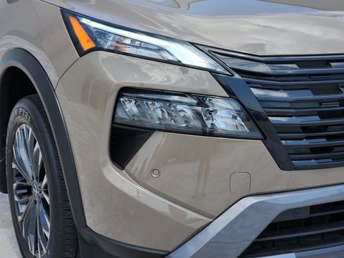 Used 2025 Nissan Rogue SL w/ Tech Package FWD image 10