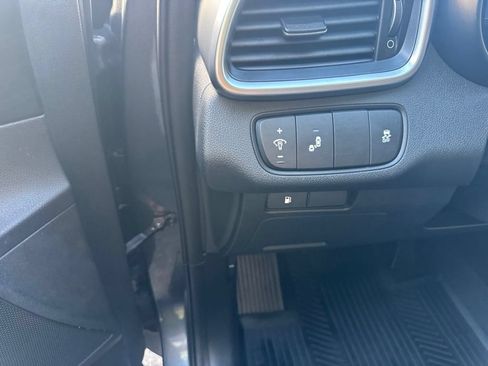 Used 2020 Kia Sorento S FWD image 19