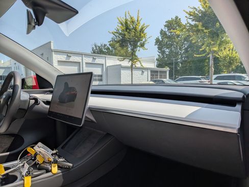 Used 2023 Tesla Model Y Long Range AWD/4WD image 39