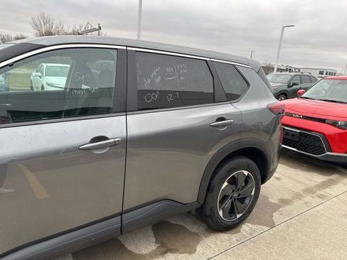 Used 2024 Nissan Rogue SV image 4