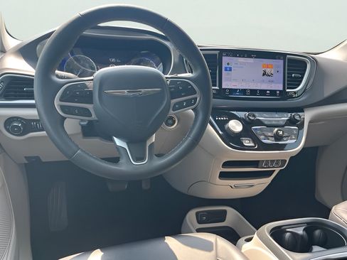 Used 2024 Chrysler Pacifica Touring-L FWD image 18