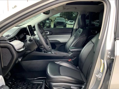 Used 2022 Jeep Compass Latitude w/ Sun and Sound Group AWD/4WD image 8