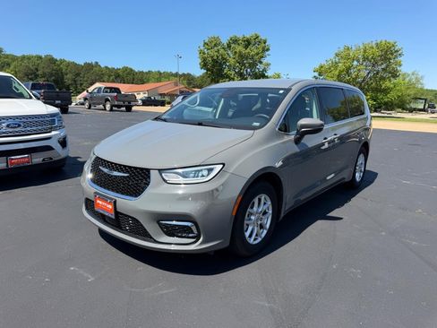 Used 2023 Chrysler Pacifica Touring-L FWD image 9