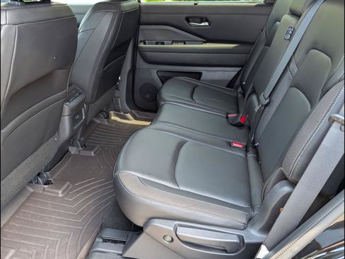 Used 2023 Nissan Pathfinder SL AWD/4WD image 15