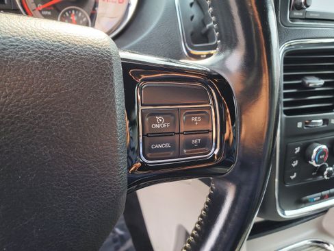 Used 2019 Dodge Grand Caravan SXT FWD image 16