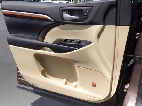Certified 2019 Toyota Highlander Limited Platinum AWD/4WD image 25