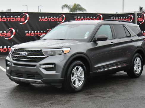 Used 2023 Ford Explorer XLT w/ Equipment Group 202A image 3