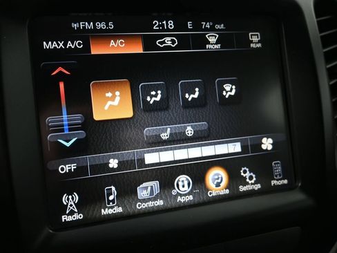 Used 2018 Jeep Cherokee Latitude Plus w/ Cold Weather Group AWD/4WD image 19