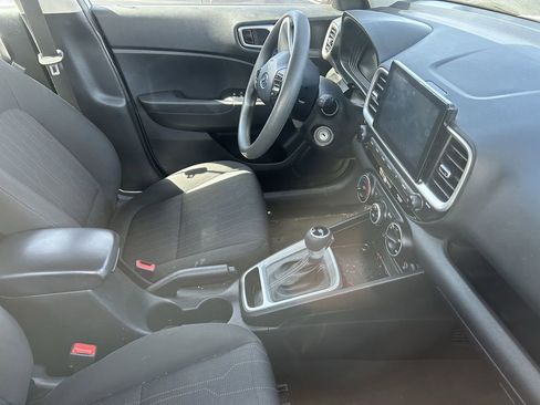 Used 2024 Hyundai Venue SE FWD image 6