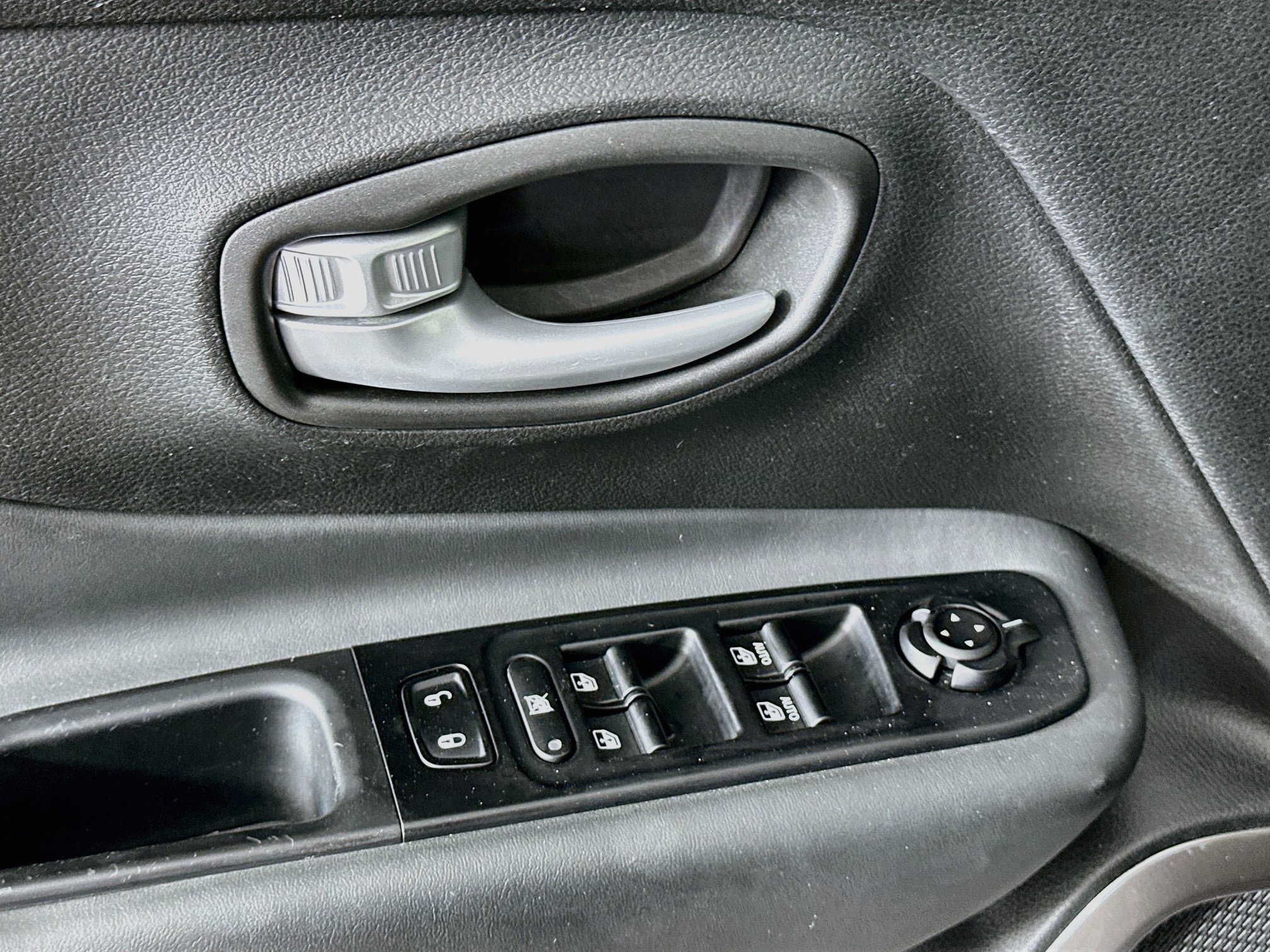 Used 2023 Jeep Renegade Latitude AWD/4WD image 15