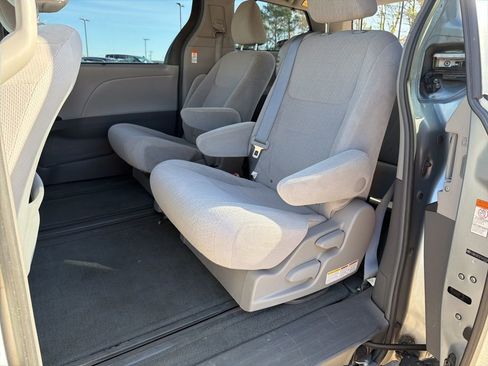 Used 2015 Toyota Sienna LE image 23