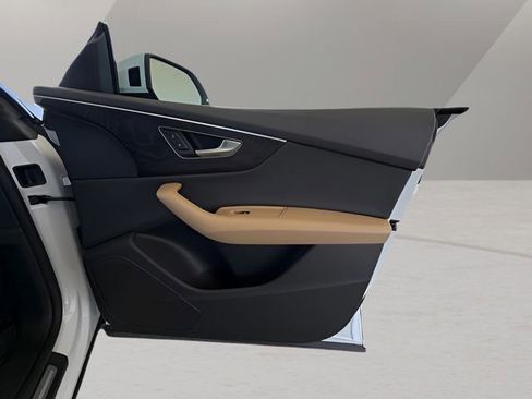 Used 2025 Audi Q8 Premium image 42