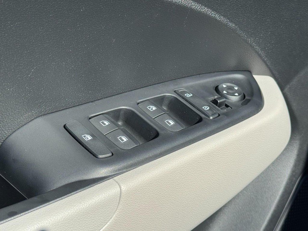 Certified 2025 Hyundai Venue SEL FWD image 16