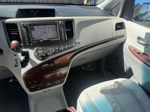 Used 2012 Toyota Sienna Limited w/ Premium Pkg FWD image 6