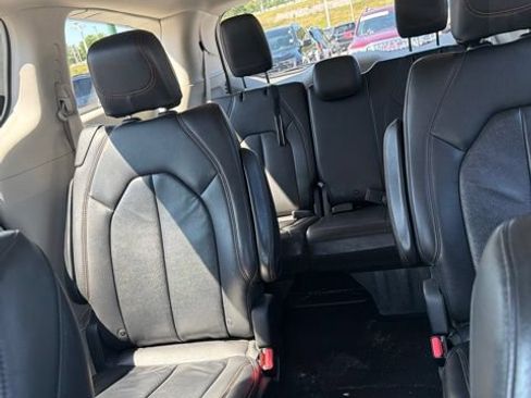 Used 2017 Chrysler Pacifica Touring-L FWD image 11