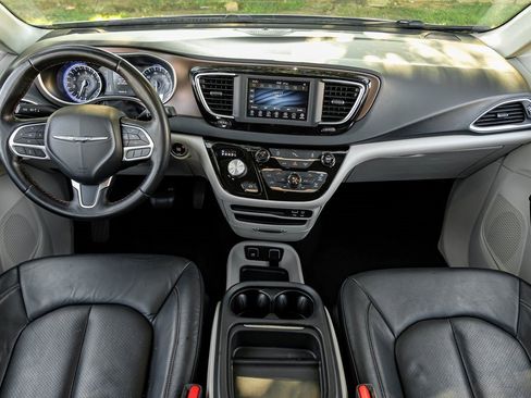 Used 2019 Chrysler Pacifica Touring-L image 5