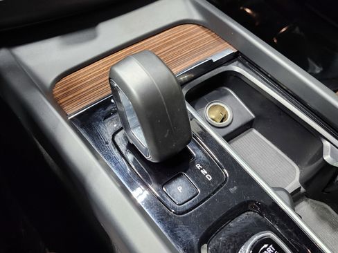 Used 2024 Volvo XC60 B5 Plus image 34