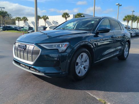 Used 2019 Audi e-tron Prestige w/ Prestige Package image 6