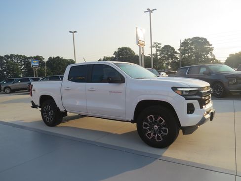 Used 2024 Chevrolet Colorado Z71 AWD/4WD image 7