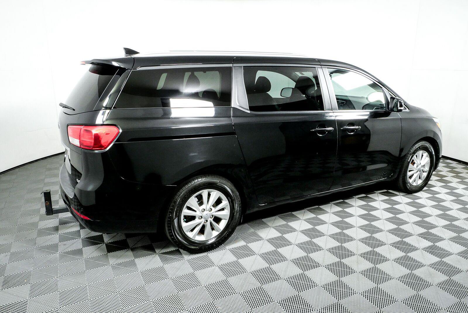 Used 2017 Kia Sedona LX w/ LX Essentials Premium Package FWD image 2