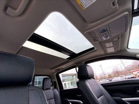Used 2021 Nissan Titan SL w/ Moonroof Package image 19