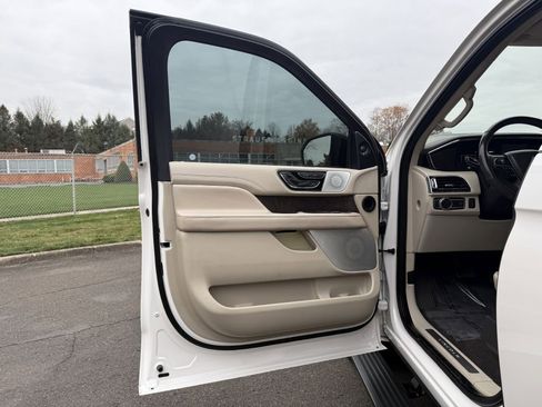 Used 2019 Lincoln Navigator Reserve image 13