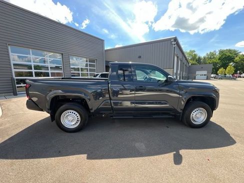 Used 2025 Toyota Tacoma SR w/ SR Upgrade Package AWD/4WD image 4