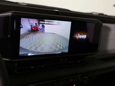 Used 2025 Jeep Wrangler Sahara image 18