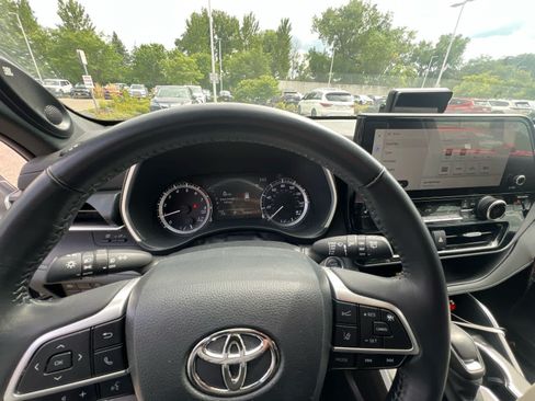 Used 2024 Toyota Highlander XSE AWD/4WD image 8