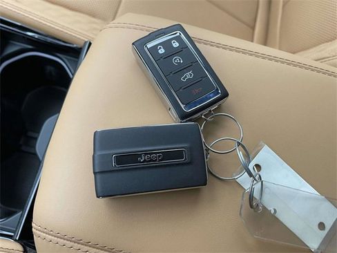 Used 2025 Jeep Grand Cherokee L Summit image 34
