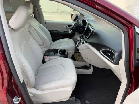 Used 2018 Chrysler Pacifica Touring-L FWD image 18